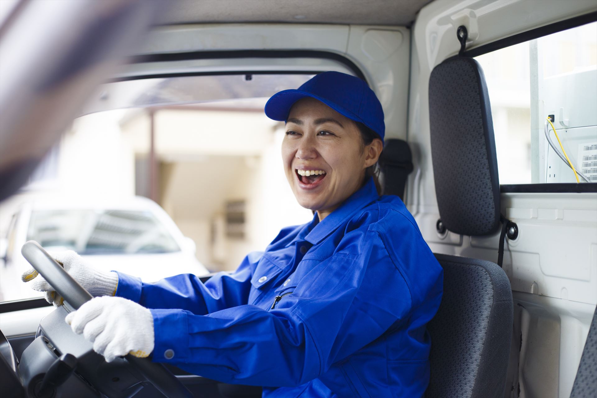 トラックを運転する女性スタッフ (2)