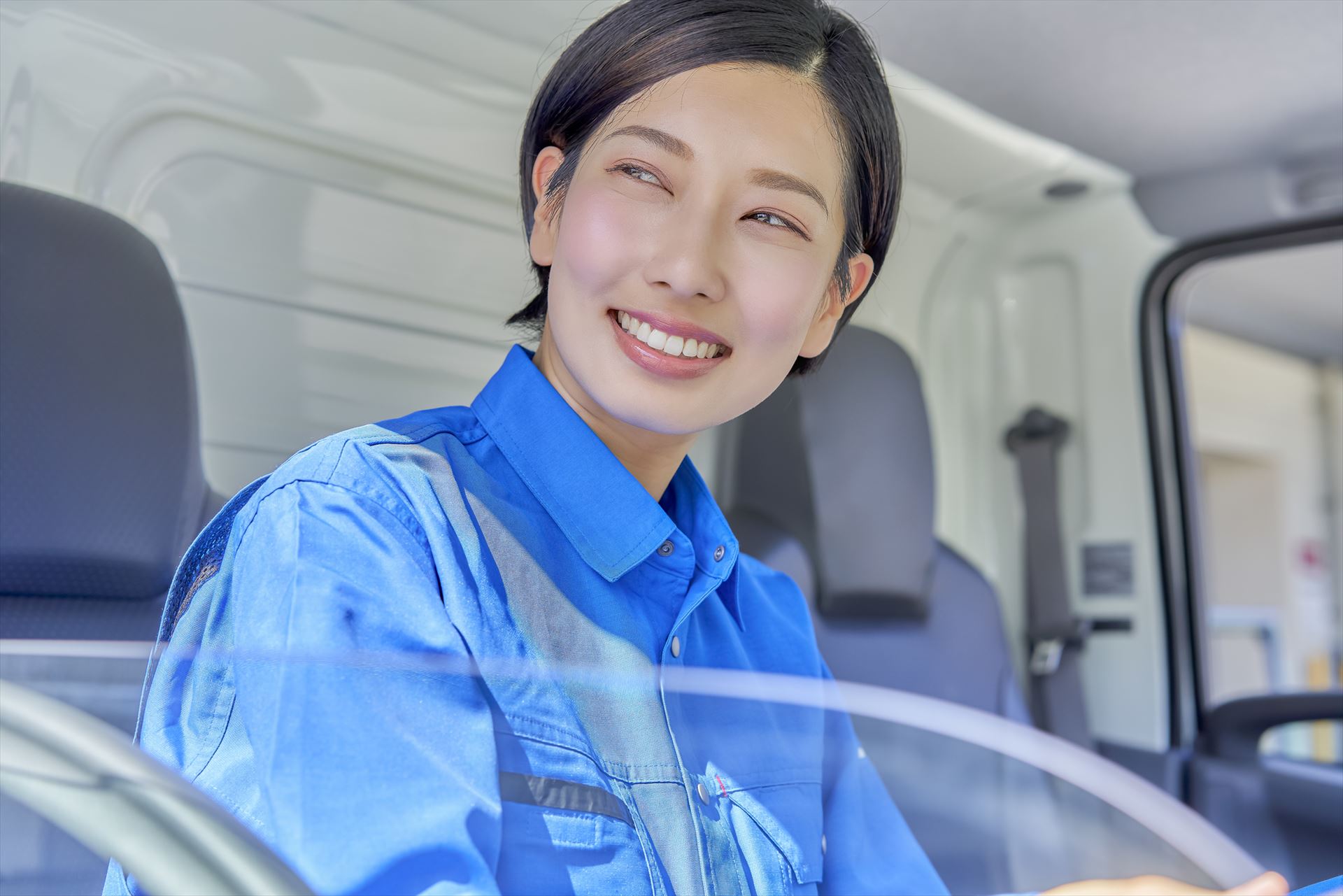 運転中の女性スタッフ (1)